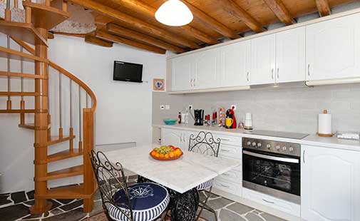 Πλήρως εξοπλισμένη κουζίνα στο ισόγειο