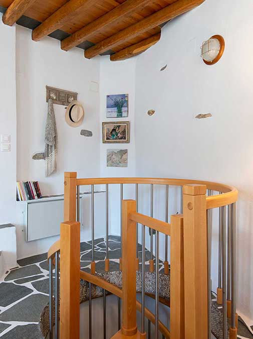 Η εσωτερική σκάλα της κατοικίας Δίπλα στον Ανεμόμυλο