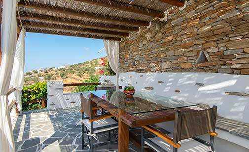 Μεγάλη βεράντα με ξύλινο τραπέζι