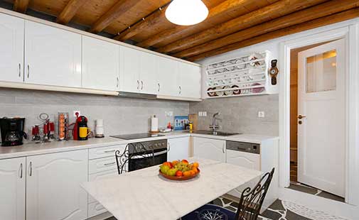 Πλήρως εξοπλισμένη κουζίνα στο ισόγειο