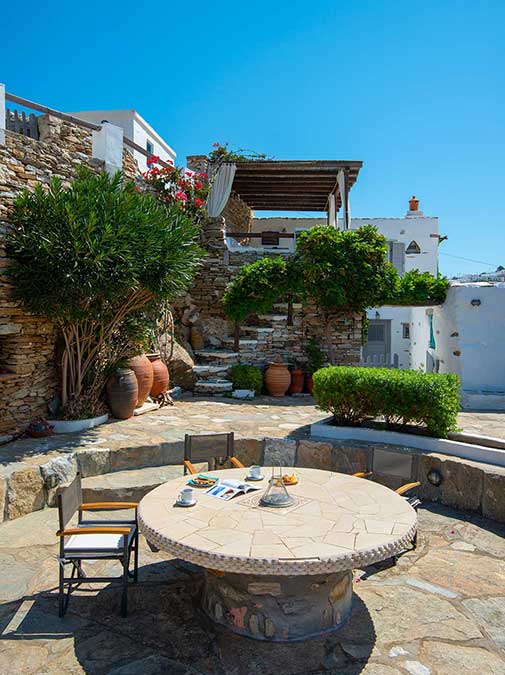 Πέτρινο αλώνι με μικρό καθιστικό