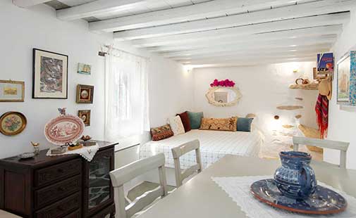 Τραπέζι φαγητού και καναπές