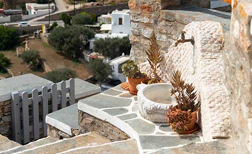 Πέτρινες λεπτομέρειες στους εξωτερικούς χώρους του Art Houses Sifnos